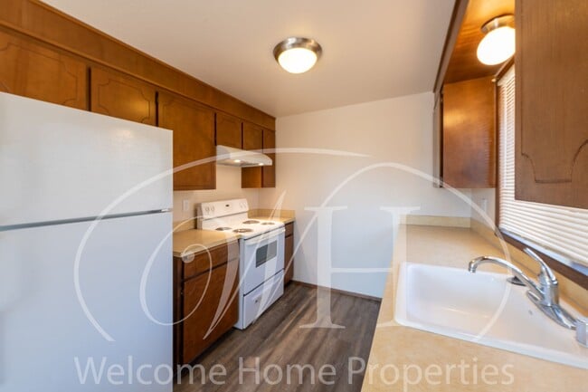 Building Photo - Updated 2 Bedroom Home in Quiet Neighborhood