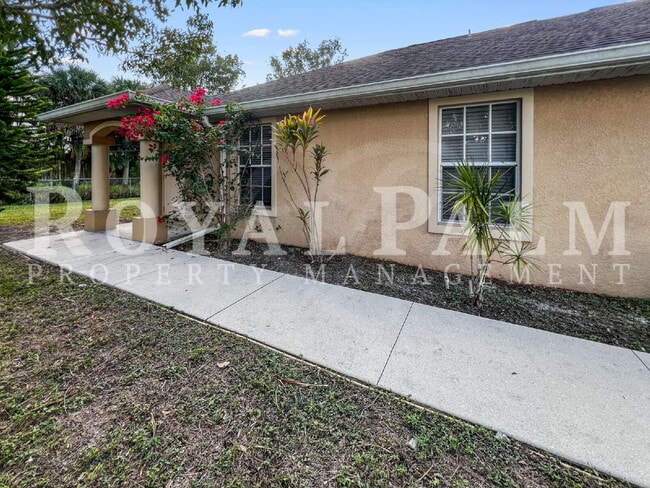 Building Photo - 2 Bed, 2 Bath Duplex on First Street – Washer & Dryer Included, Pet-Friendly, Minutes from Downto...