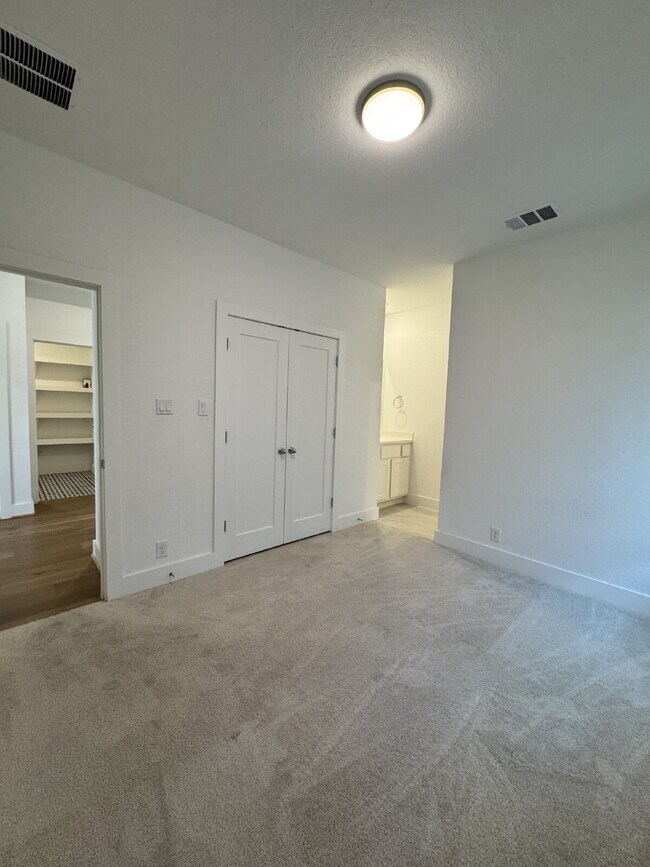 Building Photo - "Charming 4-Bed, 3-Bath Home in Castrovill...