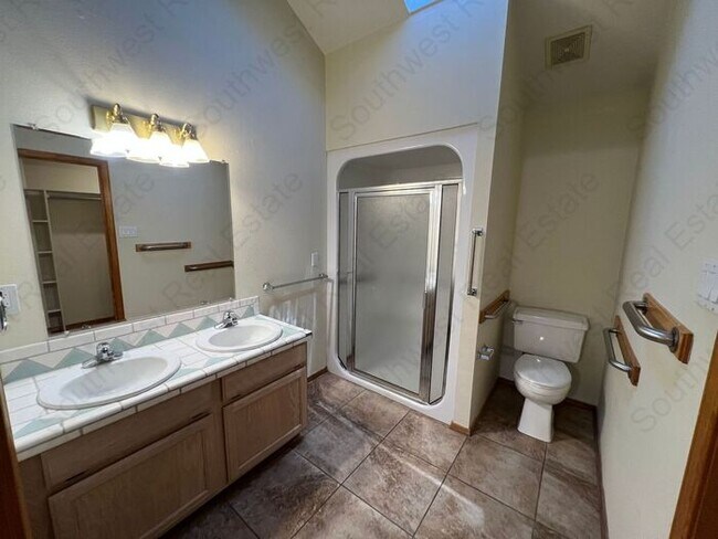 Building Photo - Beautiful 2 Bedroom 2 Bathroom Home- Colonial Park Area