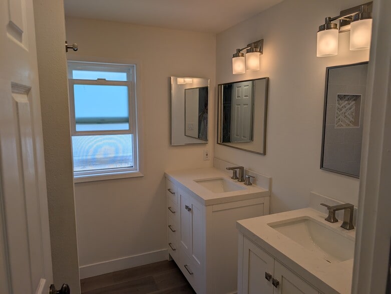 Ensuite bathroom in second bedroom - 4775 La Villa Marina