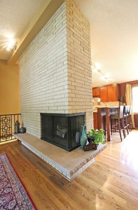 Vaulted ceiling in living area - 5813 Tracy Avenue