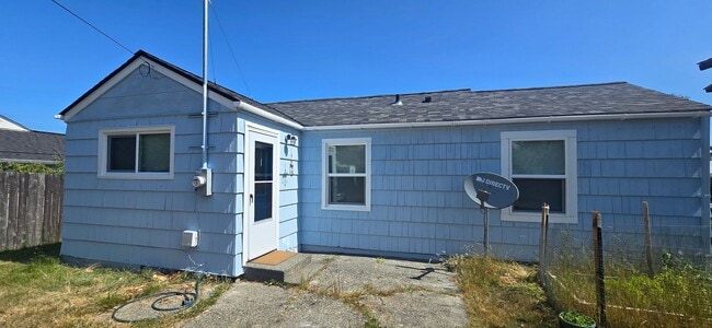 Building Photo - 1818 W 5th St