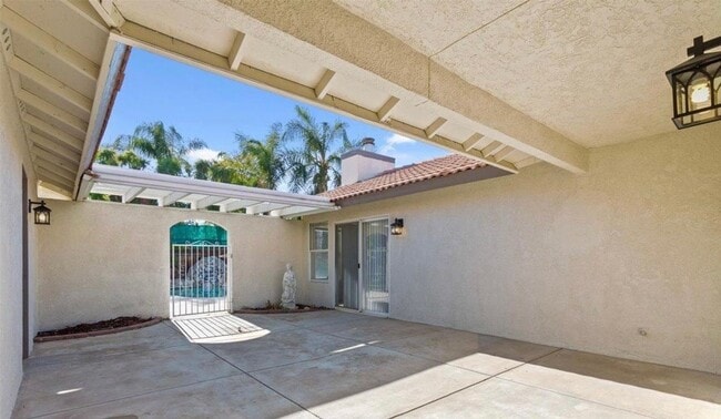 Building Photo - NW-Bakersfield  3 bed/2 bath with pool