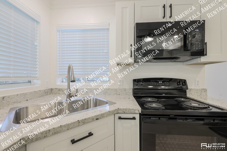 Building Photo - 2238 E Bel Air Ln