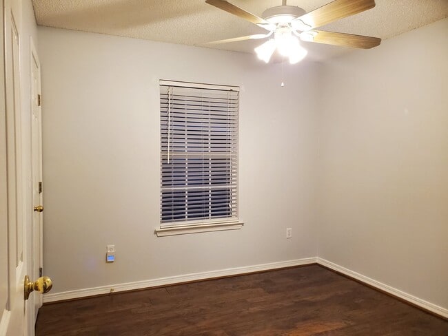 Building Photo - 4 Bedroom 2 Bath home located in heart of ...