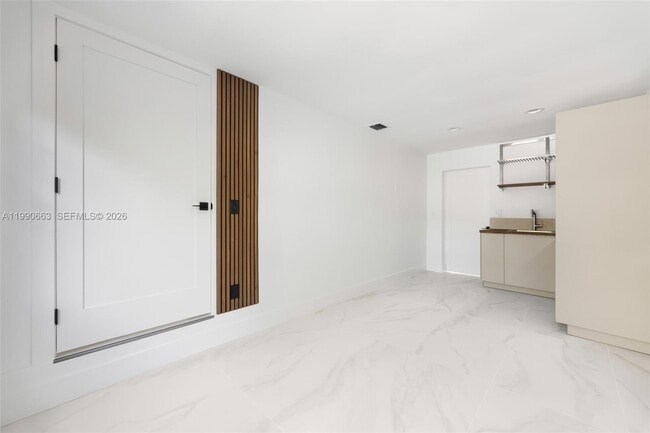 Building Photo - 3640 SW 13th St