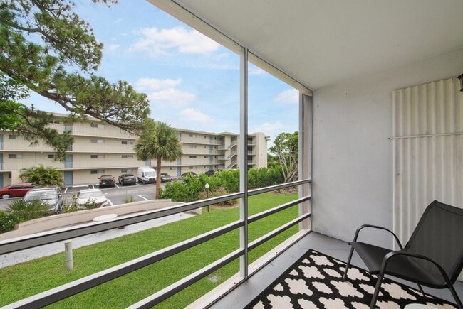 Building Photo - 2581 Garden Dr N
