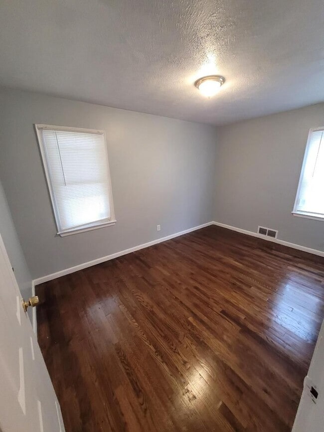 Building Photo - 3 Bedroom 1 Bath Home in Eastpointe