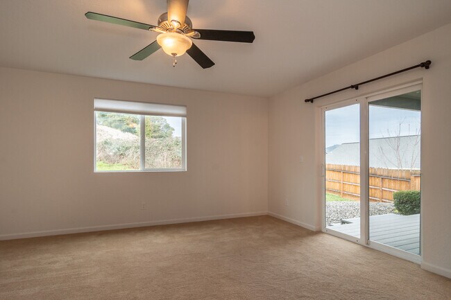 Building Photo - 233 Palmdale Ave