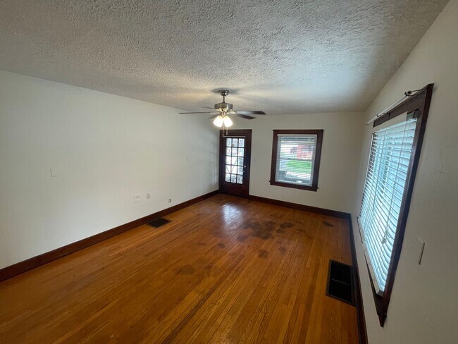 Building Photo - 1 Bedroom House Near Columbian Park