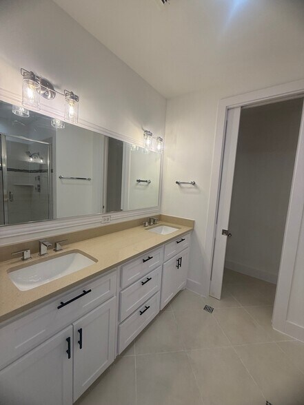Building Photo - 3008 Zenia Dr