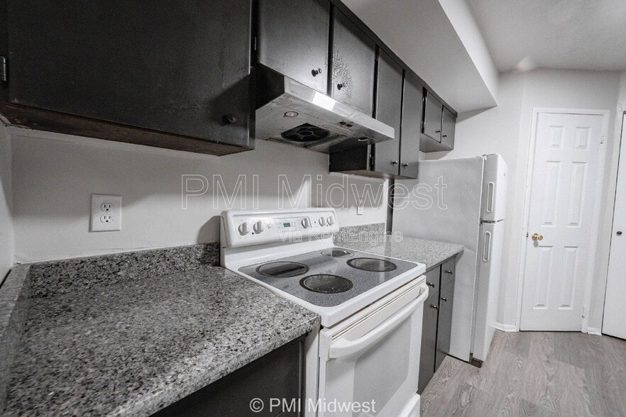 Building Photo - 6920 Chrysler St