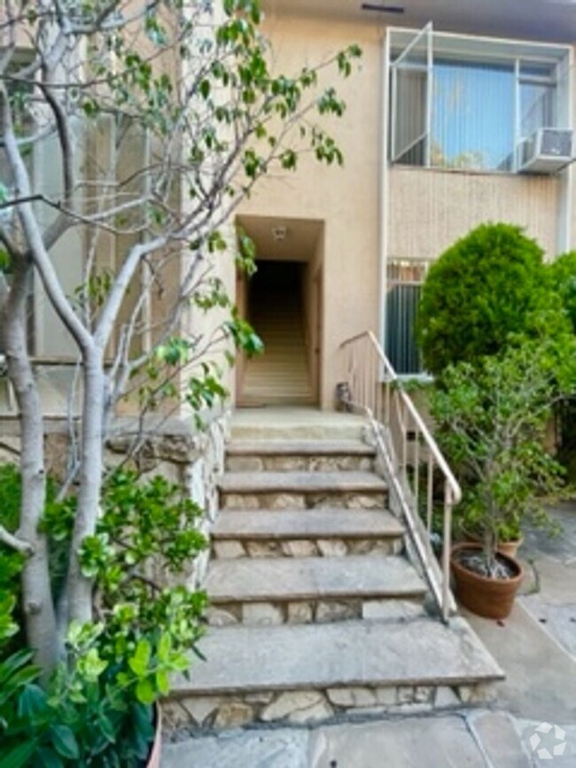 Building Photo - 974 Granville Ave