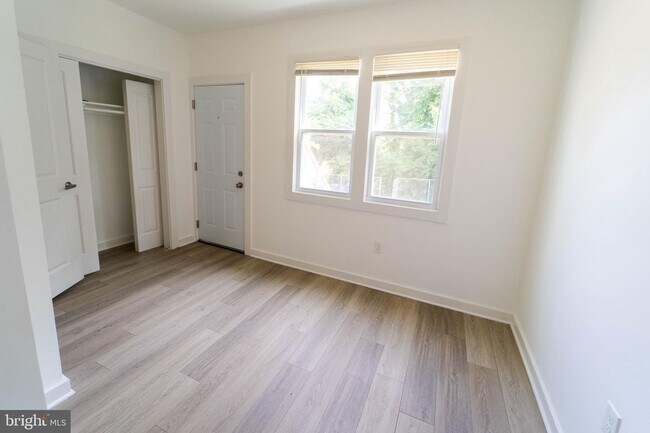 Building Photo - Move In Ready 2 BD 1 BA close to Metro, Sh...