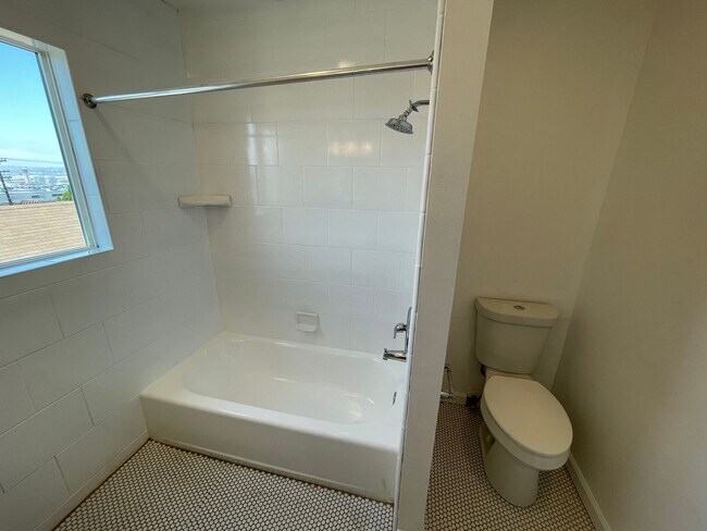 Building Photo - Remodeled 1BD in Mission Hills with Views of the San Diego Bay, Onsite Laundry, and Lots of Natur...