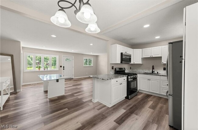 Building Photo - 794 Robinhood Dr