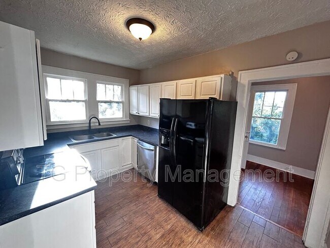Building Photo - 2561 Rosselle St