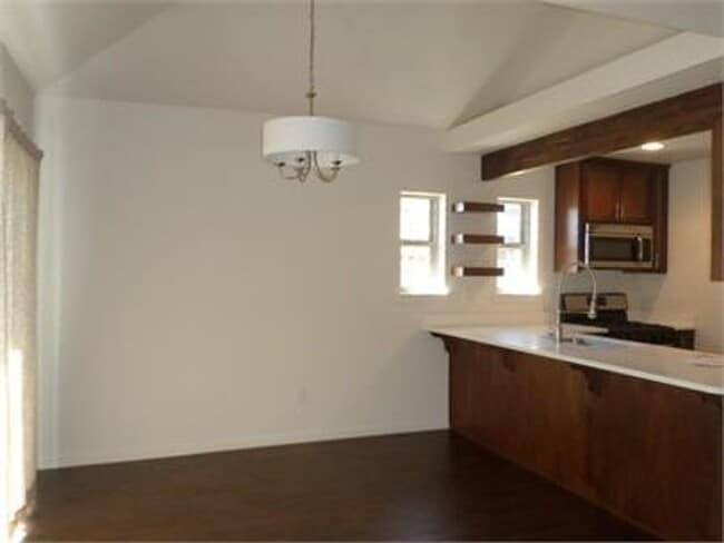 Building Photo - Stunning town home in the Ridgeview Place ...