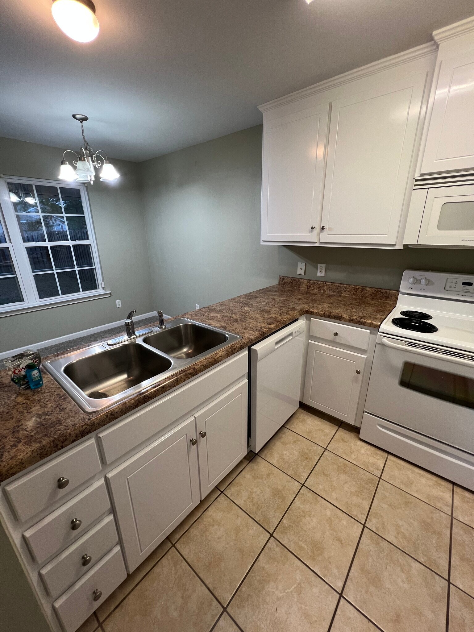 Kitchen - 140 Coral Ln