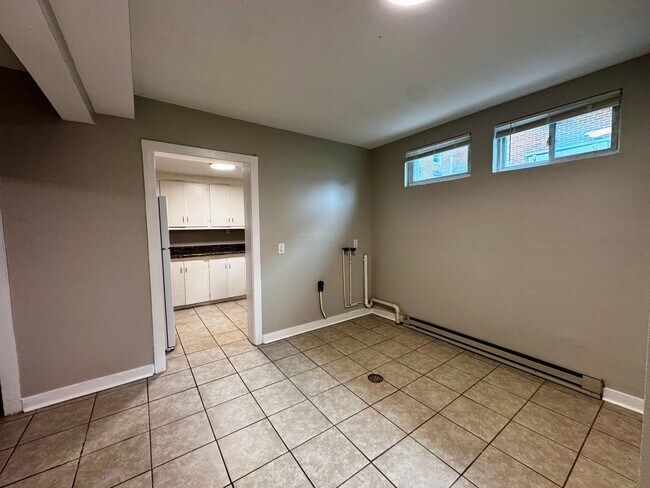 Building Photo - 327B Maple Lane