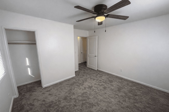 Building Photo - 2430 Mayfair Dr