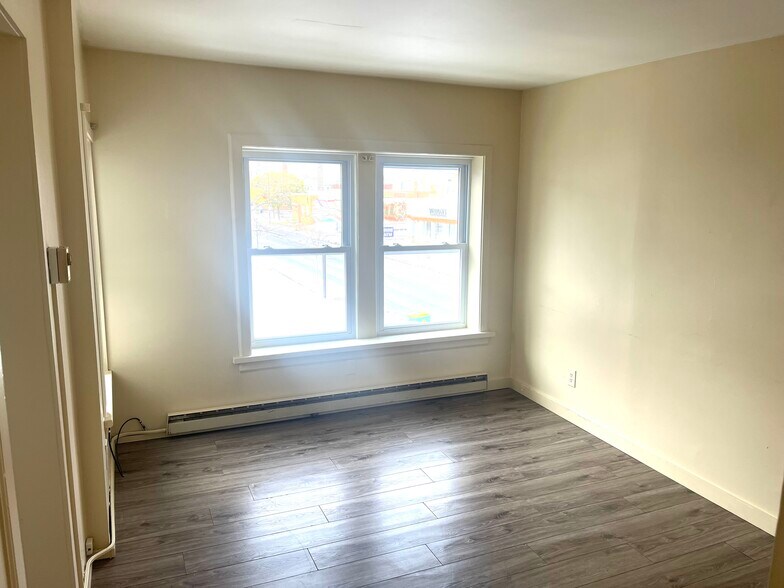 Living room - 1159 E Main St