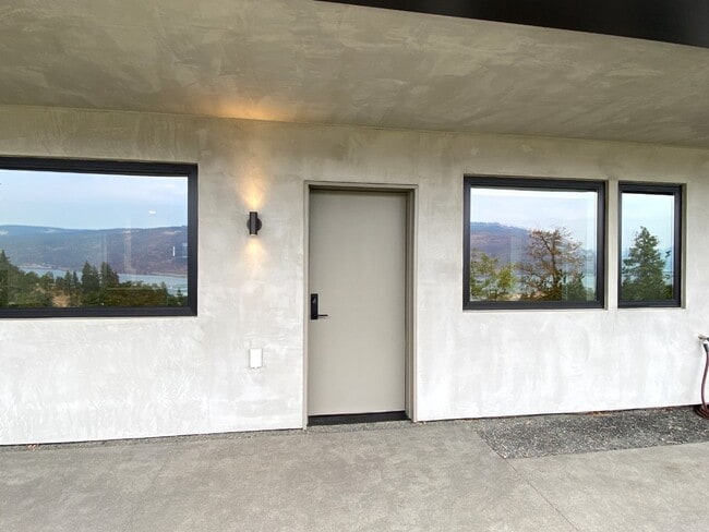 Primary Photo - Furnished, with a Mosier View of the Columbia