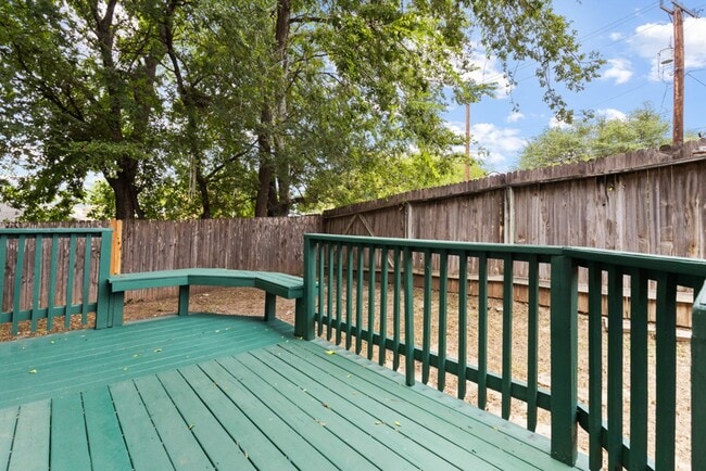Building Photo - 3 Bedroom2.5 Bath The Plaza Subdivision