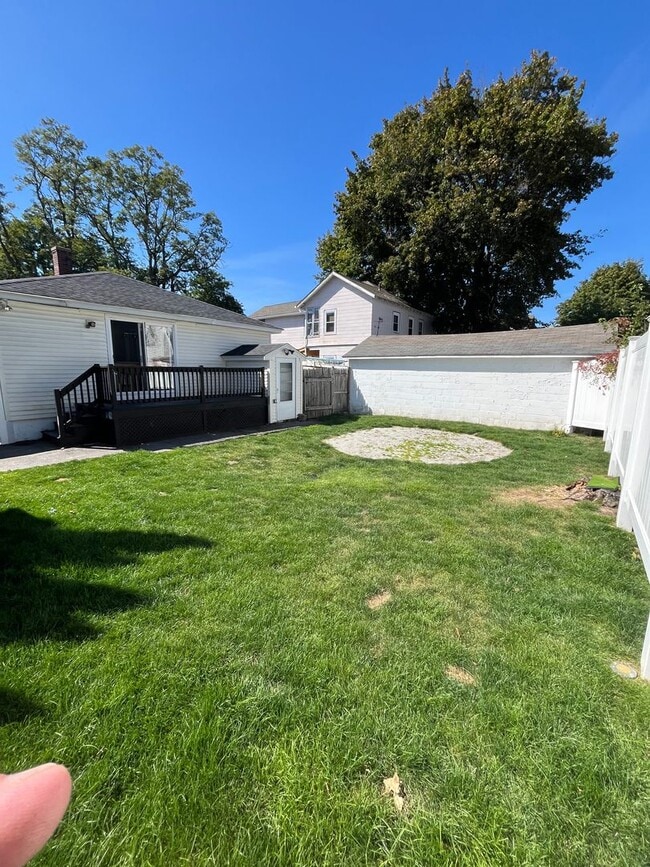 Building Photo - 3 Bedroom Single Family Home
