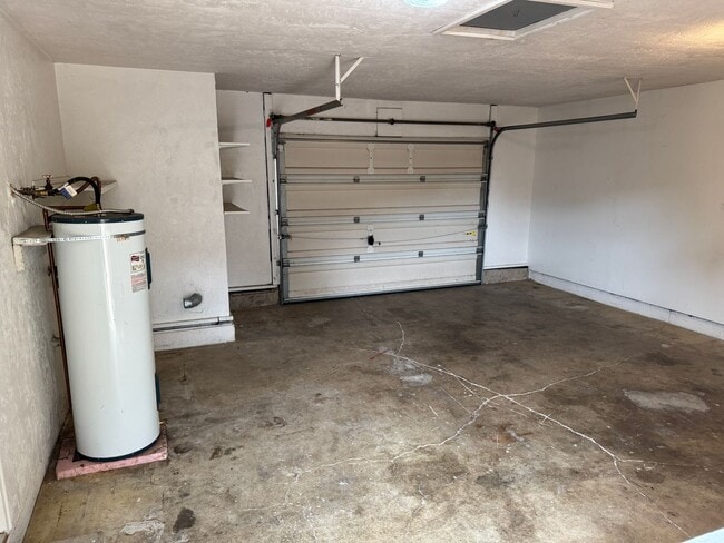 Building Photo - Updated 2 bed 1 bath duplex in Springfield!