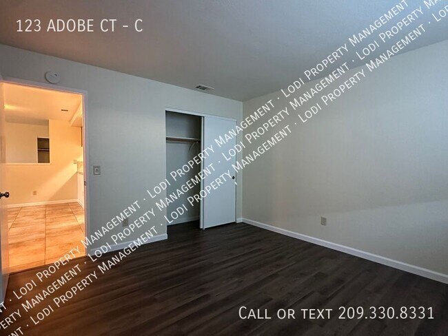 Building Photo - 123 Adobe Ct