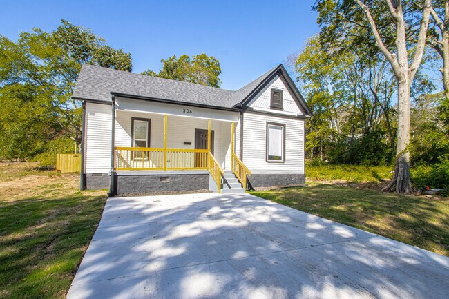 Building Photo - 306 S Schiller St