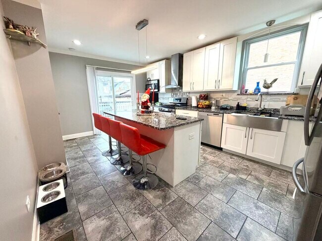 Building Photo - 5351 W Foster Ave