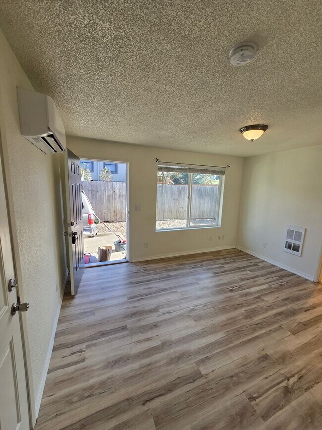 Building Photo - THIS 1 BEDROOM 1 BATH IS A GEM ON THE EAST SIDE OF MEDFORD