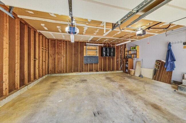 Building Photo - Cool on Cool Spring! Large SF 4 Bed + 2.5 BA