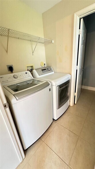 Building Photo - 6543 Hidden Cove Dr