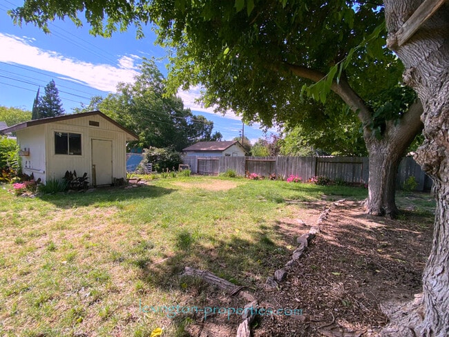 Building Photo - Beautifully Updated, 2BD/1BA, Duplex Home ...