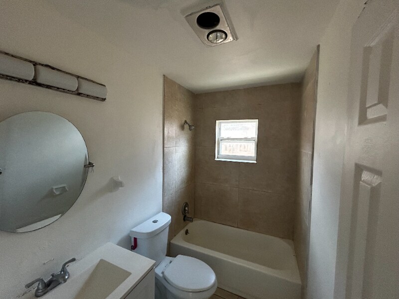 Building Photo - 626 W Mango St