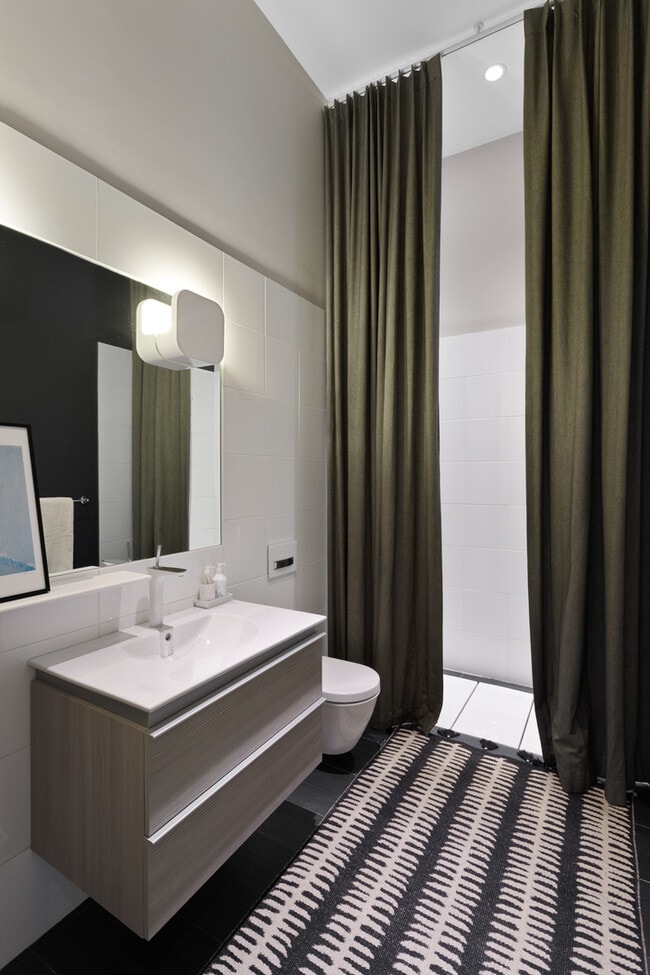 Building Photo - 1019 N Wolcott Ave