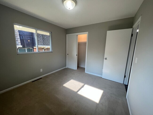 Building Photo - Renovated Spacious 4 Bedroom Home Available for Pre-Lease!