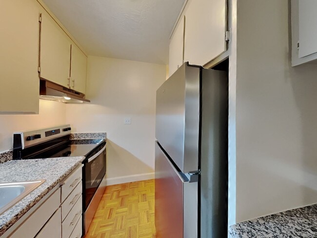 Building Photo - Upstairs Corner Unit 2/1.5 Condo Available Now!