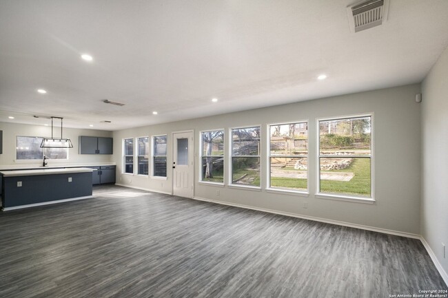 Building Photo - Beautiful, fully remodeled 3 bedroom, 2.5 ...