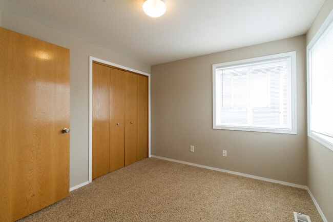 Building Photo - Lovely Corner Home in Quiet Neighborhood w...