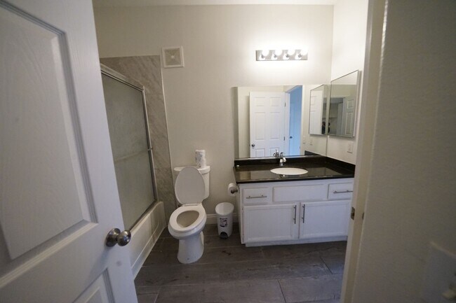 Building Photo - SHOWINGS START 4/1/2025