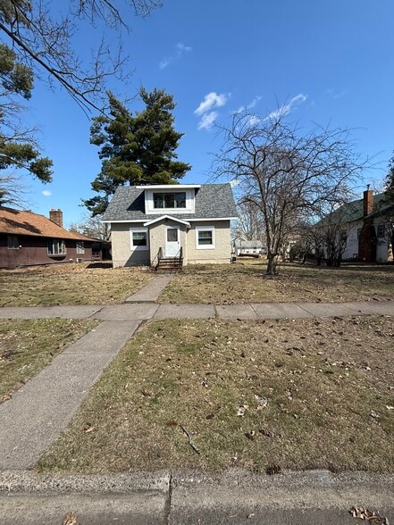 Building Photo - 823 Craite Ave