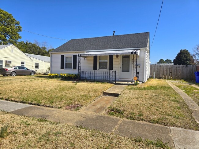 Building Photo - SPACIOUS 3 BEDROOM HOME LOCATED IN NORFOLK...