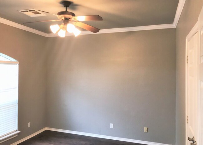 Building Photo - 3 Bed 2 Bath 2 Car Duplex in the Silvertre...