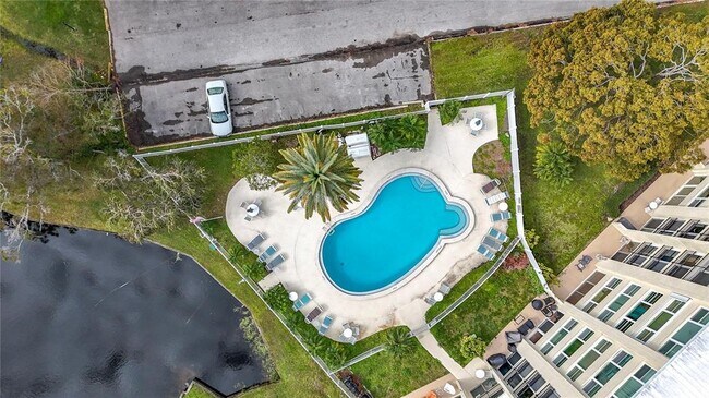Building Photo - 225 Country Club Dr