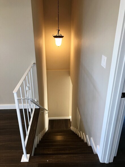 Building Photo - 749 Center Pl